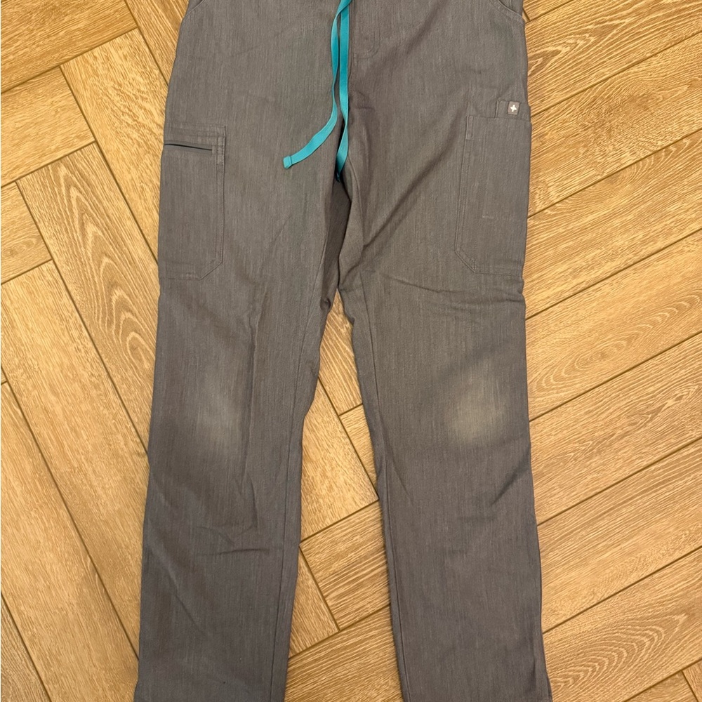 Women’s Figs Yola Scrub Pants in Graphite